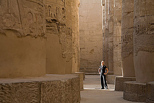 女人,游客,站立,巨大,柱子,卡尔纳克神庙,约旦河东岸,路克索神庙,尼罗河,河,埃及