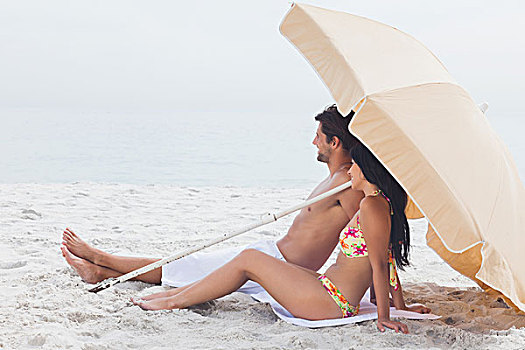 情侣,躺着,沙滩巾,海滩,伞