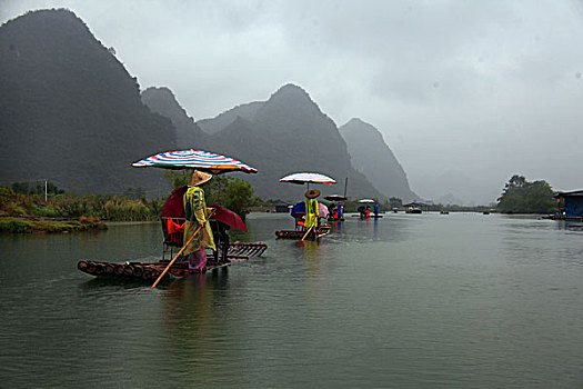 广西遇龙桥景区竹筏漂游烟雨景色