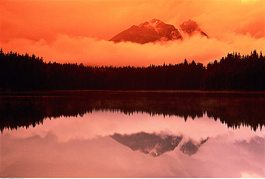 赫伯特湖,日落,班芙国家公园,艾伯塔省,加拿大