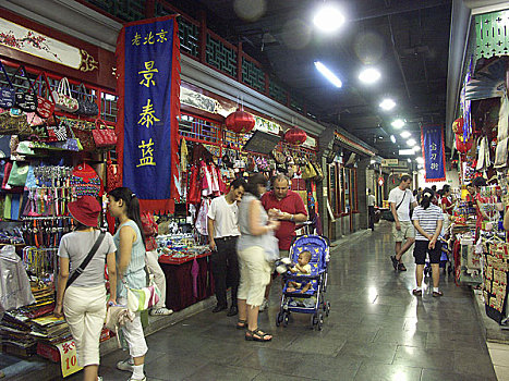 北京新东安市场内的老北京一条街