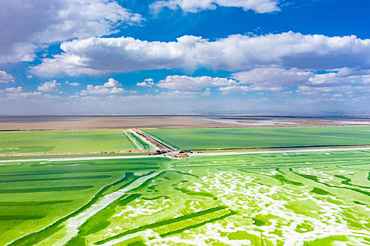 青海海西,格尔木,察尔汗盐湖风光风景航拍,2021年07月27日,察尔汗盐湖位于青海省格尔木市