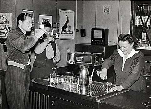 客栈老板,客人,酒吧,20世纪50年代,精准,地点,未知,德国,欧洲