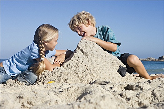 男孩,4-6岁,女孩,6-8岁,建筑,沙堡,沙滩,微笑,侧面视角