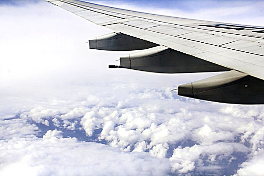 飞机机翼白色云层蓝色天空