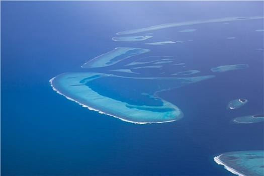 航拍的马尔代夫群岛