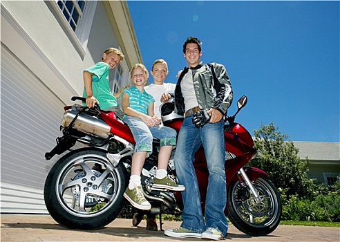 家庭,姿势,旁侧,红色,摩托车,私家车道,微笑,侧面视角,头像,贴地拍摄