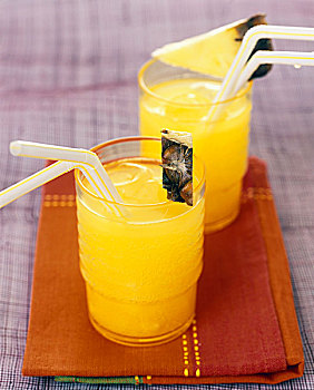 两个,玻璃杯,菠萝汁