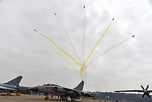 2018珠海航展中国八一空军表演队空中开花