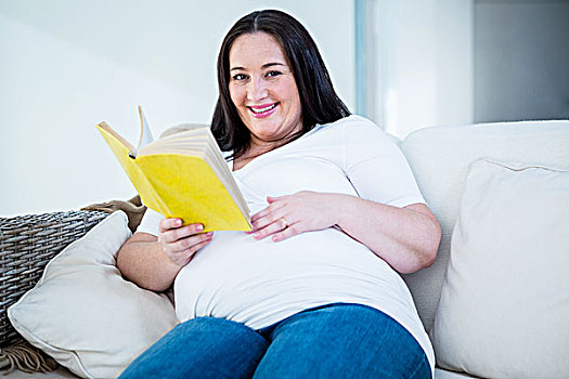 微笑,孕妇,读,书本,沙发