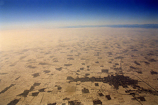 在9000米高空看大地·城市与农村只是斑点的大小不同而已