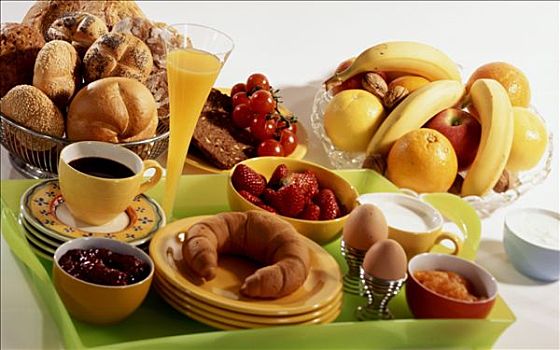 早餐,咖啡,牛角面包,水果,蛋,橙汁