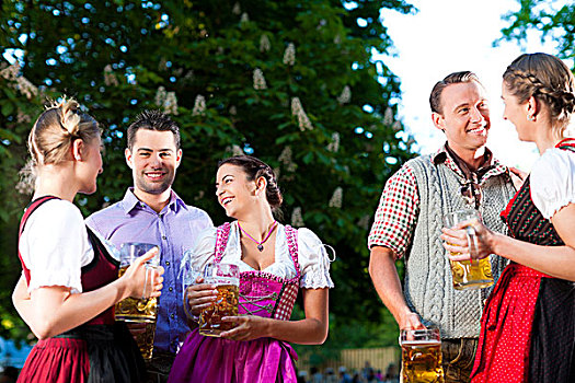 啤酒坊,朋友,阿尔斯村姑装,皮短裤,喝,清新,啤酒,交谈,巴伐利亚,德国