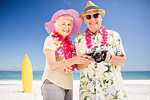 老年,夫妻,拿着,摄影,海滩