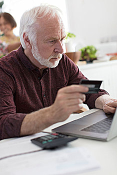专注,老人,信用卡,帐单,笔记本电脑