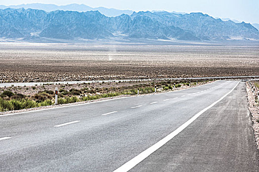 中国西部荒野道路