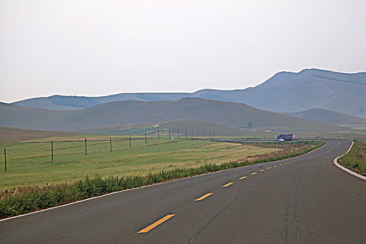 草原的公路