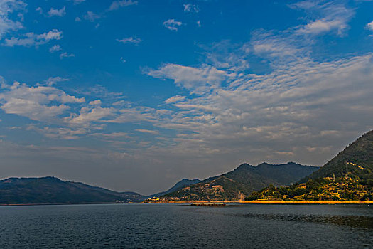 游艇,蓝色天空,湖,浪花,水痕,波纹,快艇,船,山,山脉