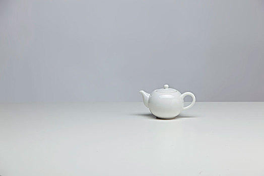 浅色背景前的白色茶壶
