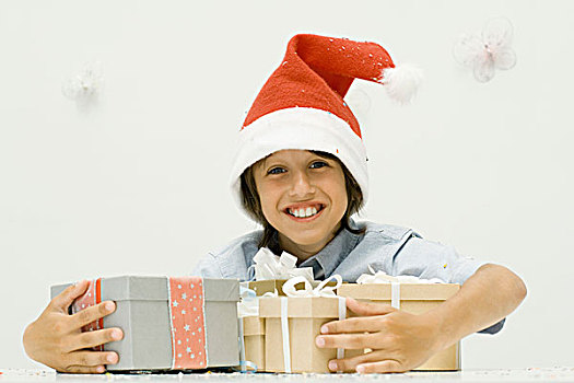 男孩,拿着,一堆,圣诞礼物,穿,圣诞帽,看镜头,微笑
