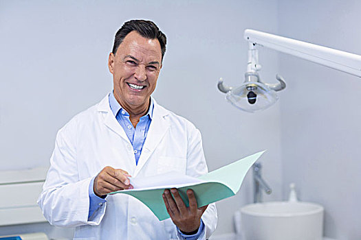 头像,微笑,牙医,拿着,文件,牙科诊所