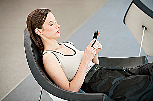 女人,倚靠,椅子,发短信,手机