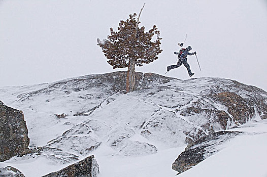 滑雪板玩家,远足,风暴,山峦