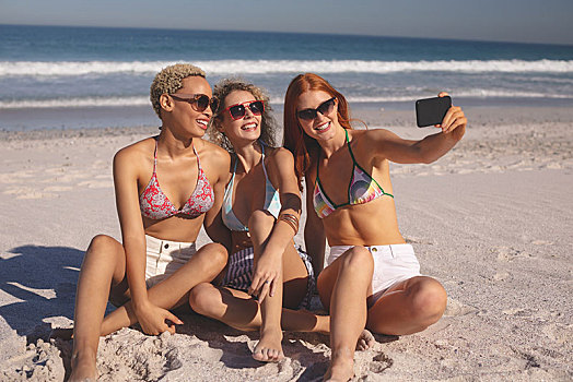 女性朋友,手机,海滩