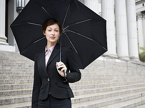 肖像,女性,律师,站立,法院,拿着,伞