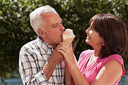 老年,夫妻,分享,冰淇淋蛋卷