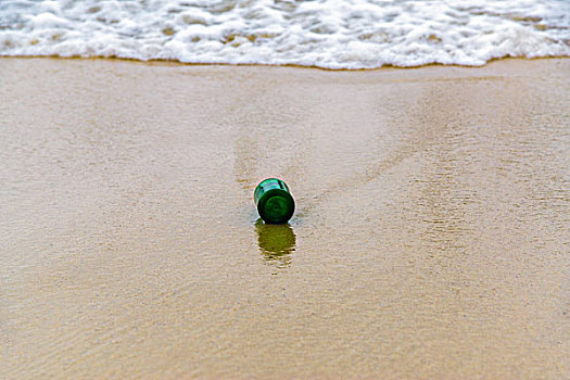 海滩瓶子