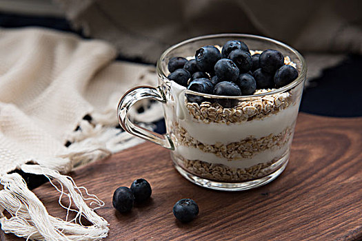 蓝莓燕麦酸奶