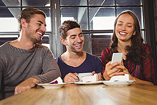 笑,朋友,看,智能手机,咖啡馆