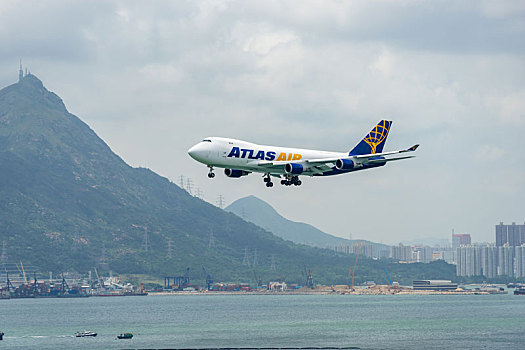 一架美国亚特拉斯航空的货运飞机正降落在香港国际机场