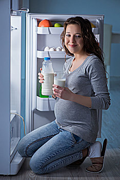 孕妇,靠近,电冰箱