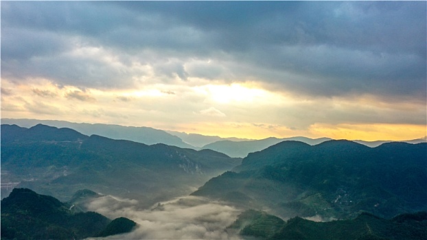 重庆酉阳,秋晨山岚美如画卷