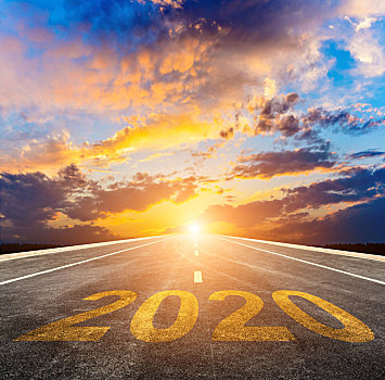 空旷无人的沥青道路和新年2020概念,写在笔直高速公路上的2020数字