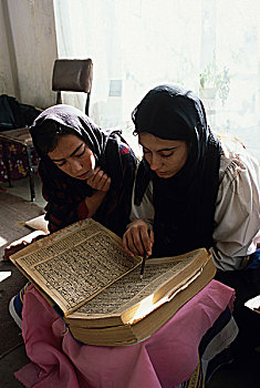 白色长裙,可兰经,女孩,两个,美女,坐,家,居民区,喀布尔,分数,停止,学校