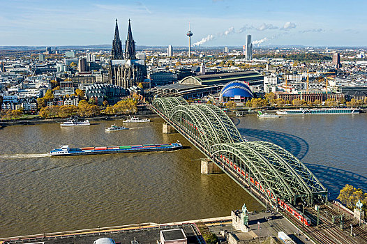 风景,俯视,莱茵河,历史,中心,货船,博物馆,科隆大教堂,霍恩佐伦大桥,中央车站,音乐,圆顶,后面,电视塔,科隆,北莱茵威斯特伐利亚,德国,欧洲