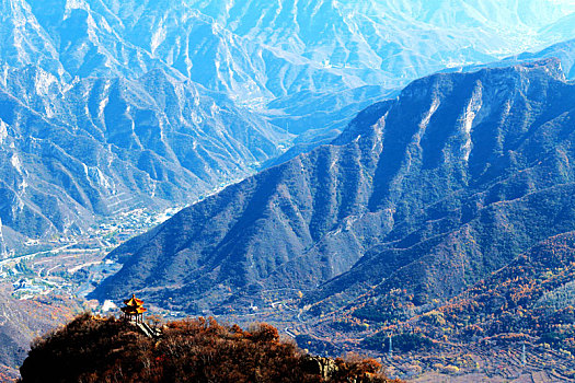 北京,郊区,百花山,户外,自然,白天,风景,白云,蓝天,秋天,群山,崇山峻岭,远景,公路,背景,风光,亭子,山川