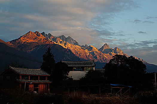 云南丽江玉龙雪山,清晨山峰