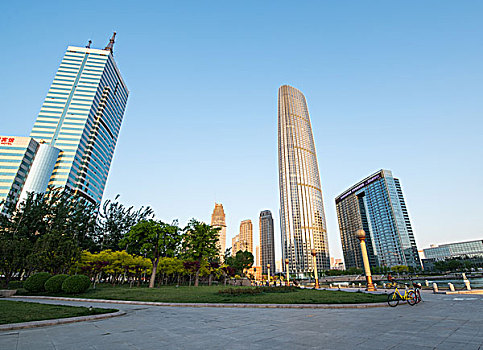 休闲广场和现代感的摩天大楼