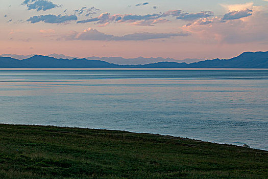 夕阳下的赛里木湖