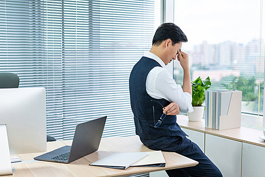 年轻商务男士办公