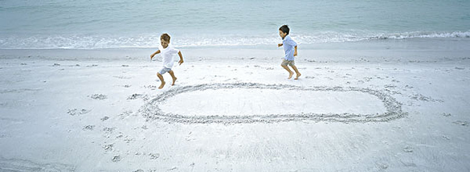 两个男孩,跑,形状,海滩