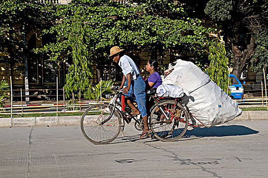 缅甸,仰光,街道,一个,男人,骑,人力车,女人,巨大,小包装
