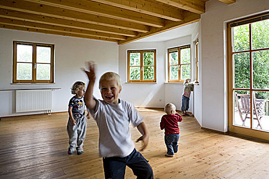 客厅,空,孩子,跑,重建,公寓,房间,生活空间,木地板,人,兄弟姐妹,愉悦,嬉戏,喜悦,象征,移动,生活方式