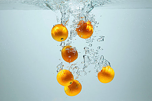 掉进水中的金橘