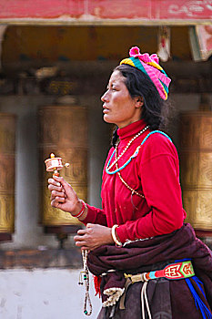 转经的藏族妇女