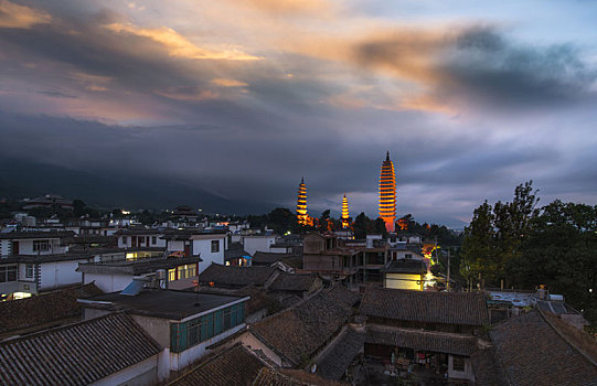 云南大理白族民居和崇圣寺三塔建筑风光夜景